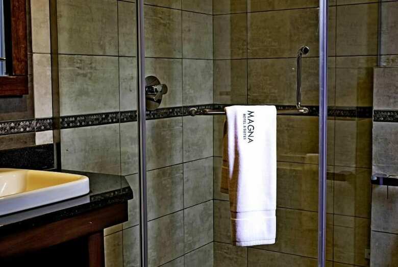 Magna Hotel And Suites