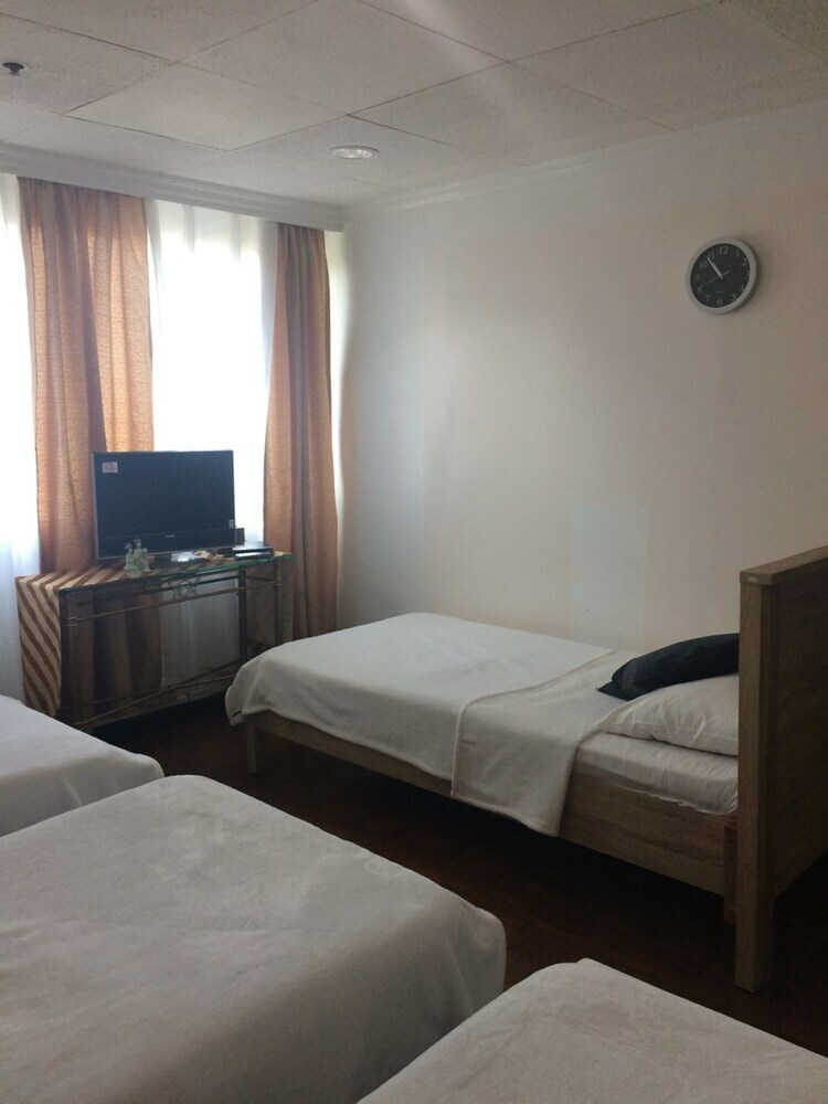 Hostal Prescious Kassel Airport Condotel - Hostel