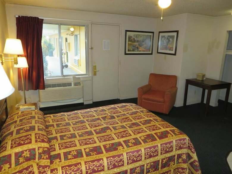 Hotel Budgetel Inn & Suites