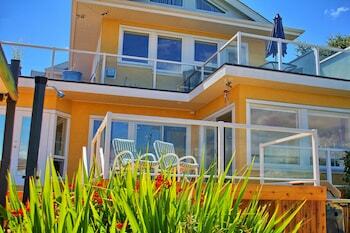 Birds Of A Feather Victoria Oceanfront Bed & Breakfast