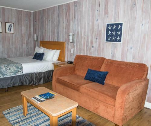 Hotel The Cedarwood Inn & Suites