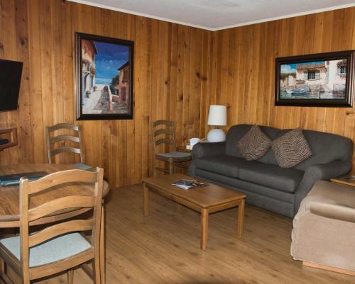 Hotel The Cedarwood Inn & Suites