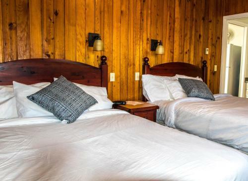 Hotel The Cedarwood Inn & Suites