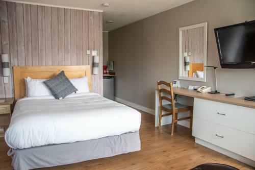 Hotel The Cedarwood Inn & Suites