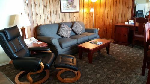 Hotel The Cedarwood Inn & Suites
