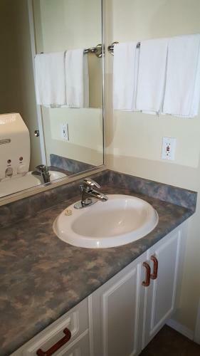 Hotel The Cedarwood Inn & Suites