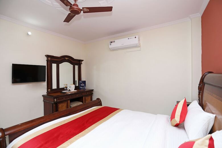 Oyo 10877 Hotel R K Residency