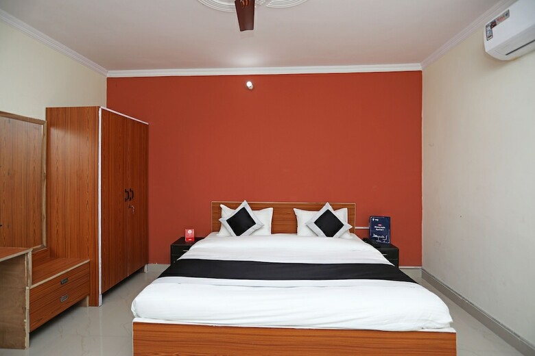 Oyo 10877 Hotel R K Residency