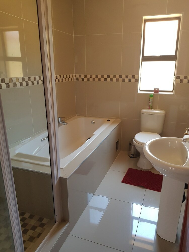 Hotel Ekuthuleni Guest House - Soweto