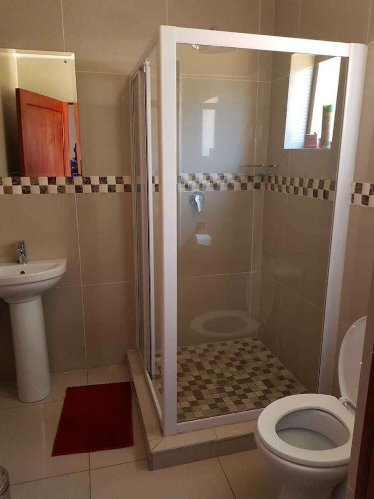 Hotel Ekuthuleni Guest House - Soweto