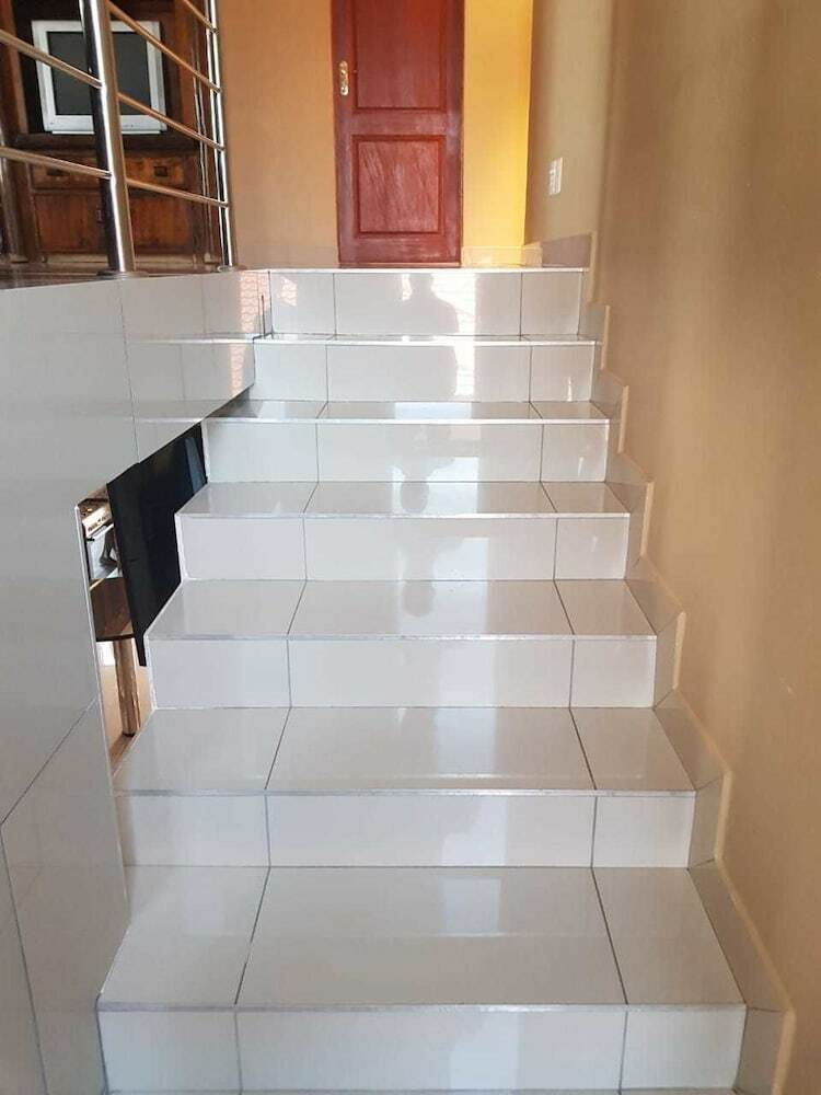 Hotel Ekuthuleni Guest House - Soweto