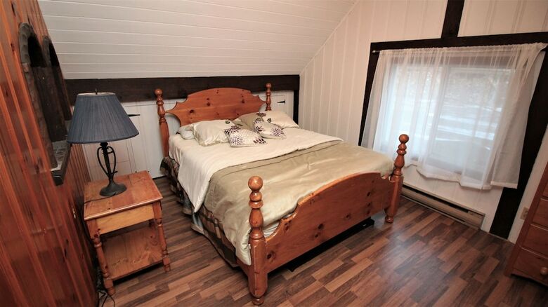 Duhamel Rock Cliff 3-bedroom Waterfront Chalet