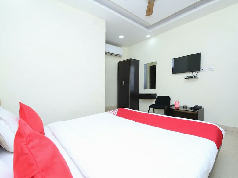 Oyo 12407 Hotel Shri Radha Isbt