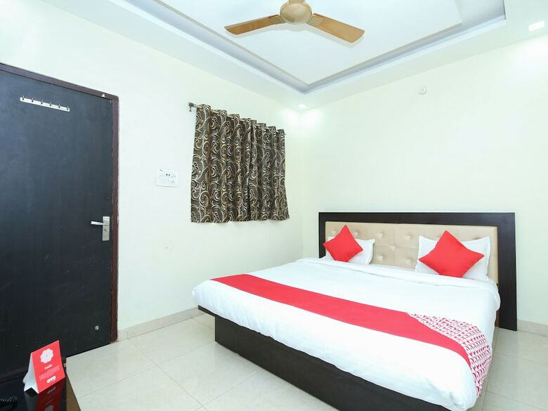 Oyo 12407 Hotel Shri Radha Isbt
