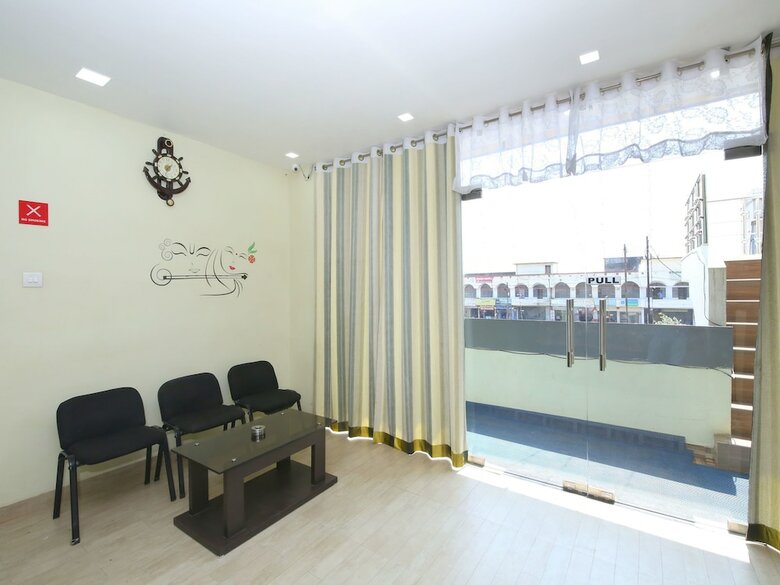 Oyo 12407 Hotel Shri Radha Isbt