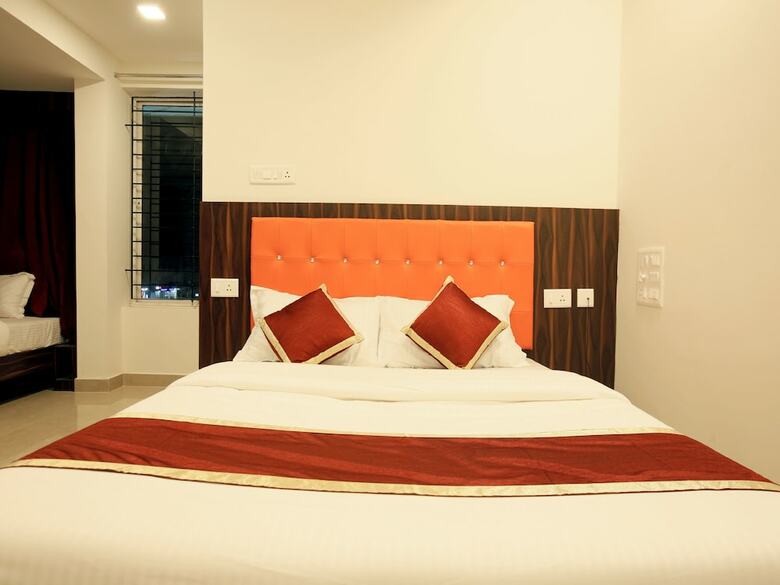 Hotel Oyo 12974 Ak International