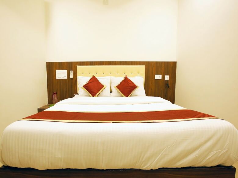 Hotel Oyo 12974 Ak International