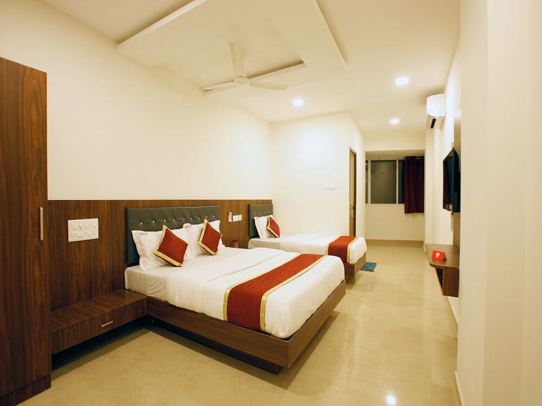 Hotel Oyo 12974 Ak International