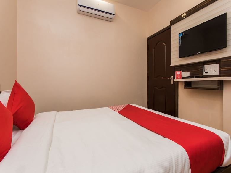 Oyo 12161 Hotel Madhur Inn