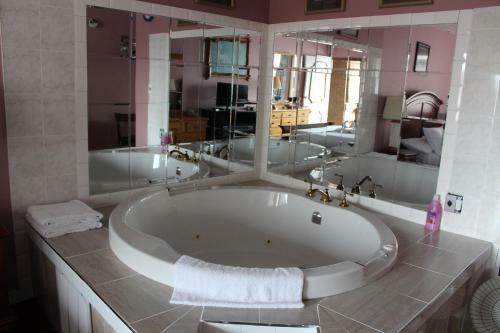 Motel Ritz Inn Niagara & Wedding Chapel