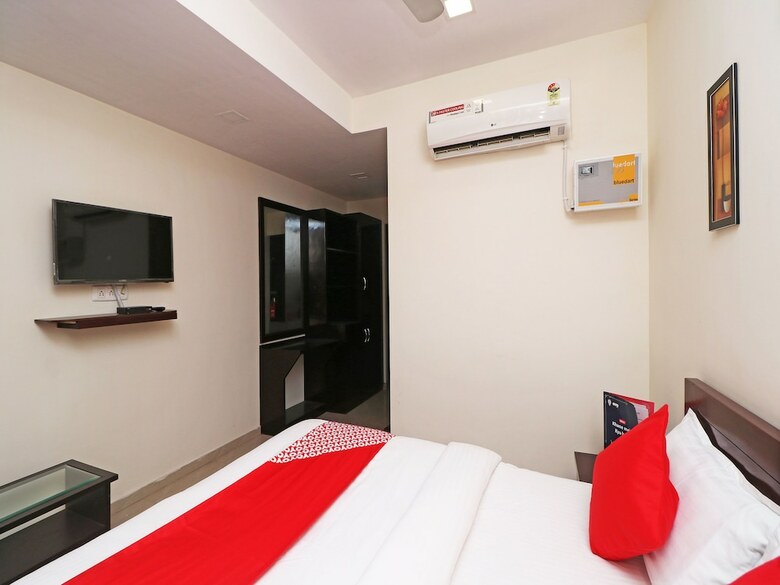 Oyo 11878 Hotel de Ds Plaza