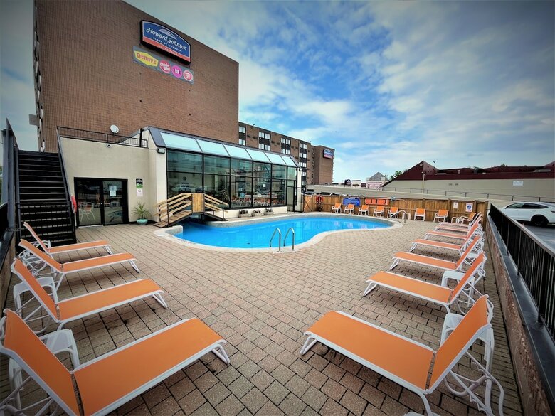 Howard Johnson Hotel By The Falls