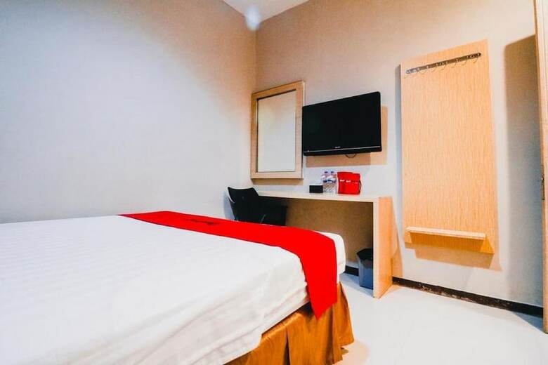 Hotel Reddoorz Plus Near Sultan Hasanuddin Airport