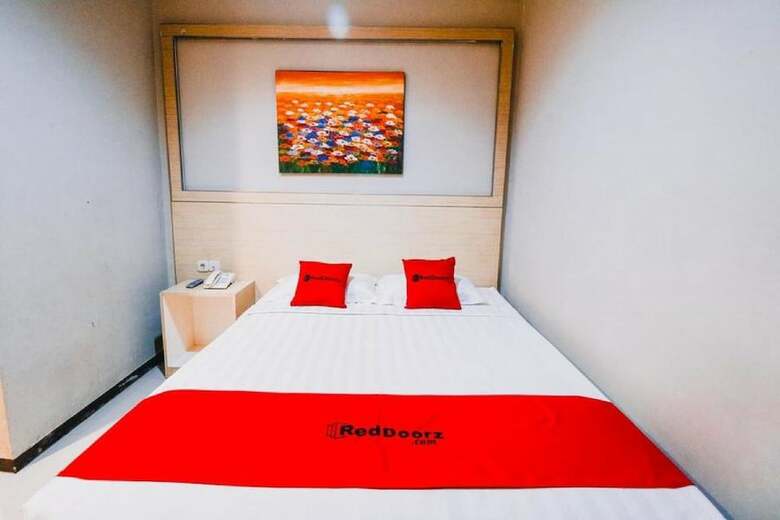 Hotel Reddoorz Plus Near Sultan Hasanuddin Airport