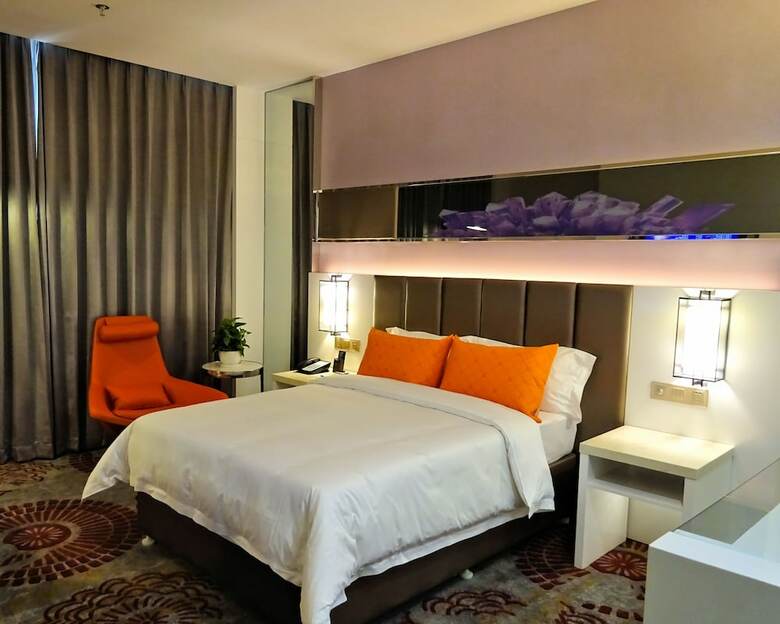 Holiday Villa Hotel & Residence