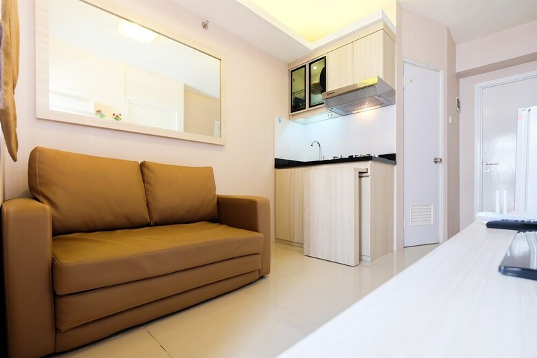 Easy Access To Mall Green Pramuka Apartment
