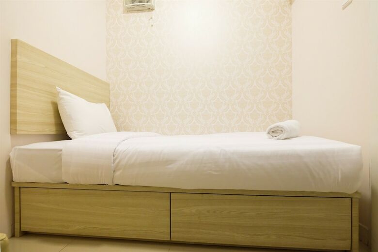 Easy Access To Mall Green Pramuka Apartment