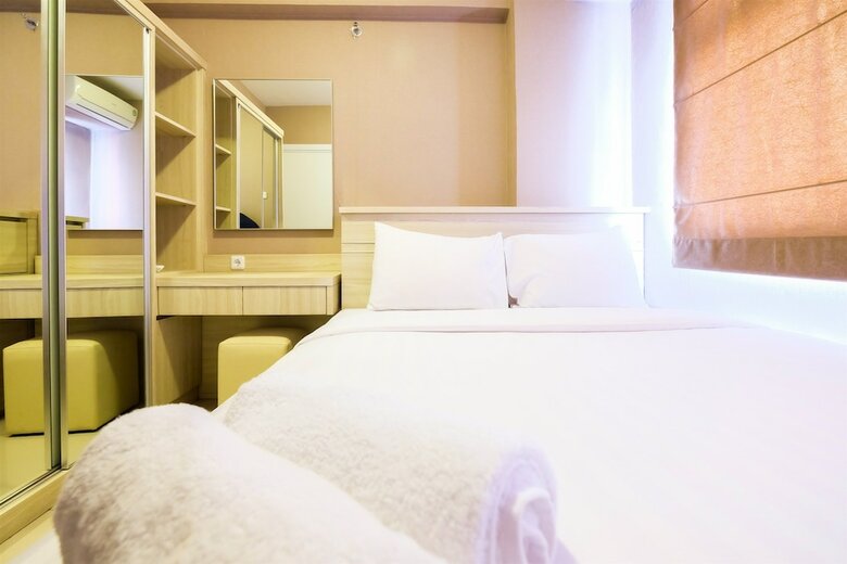 Easy Access To Mall Green Pramuka Apartment