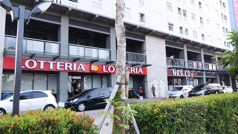 Easy Access To Mall Green Pramuka Apartment