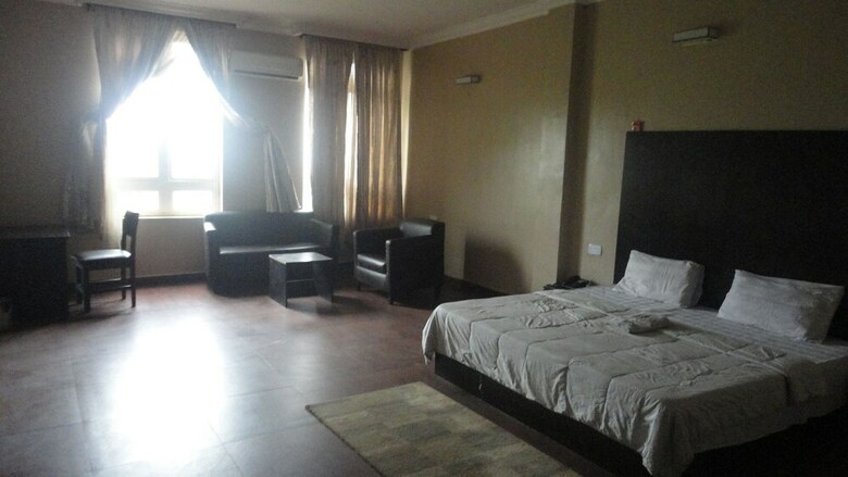 Stage 5 Hotel And Suites