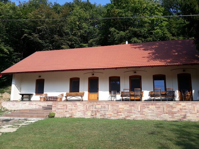 Hotel V�r�s-cser Vend�gh�z