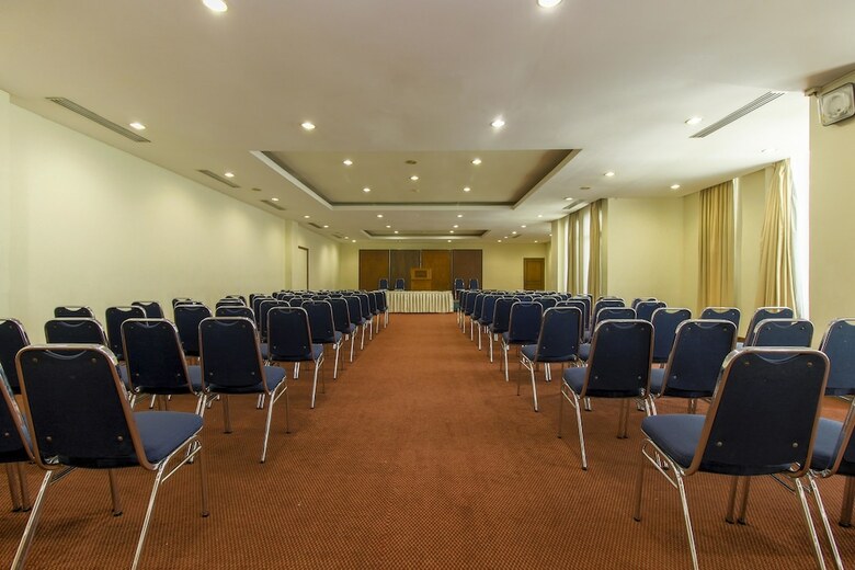 Hotel Reddoorz Plus Near Gbk Senayan