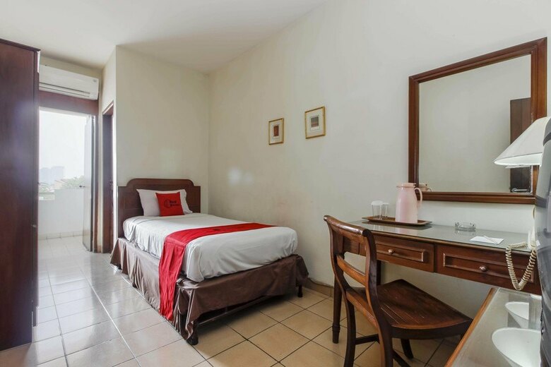 Hotel Reddoorz Plus Near Gbk Senayan