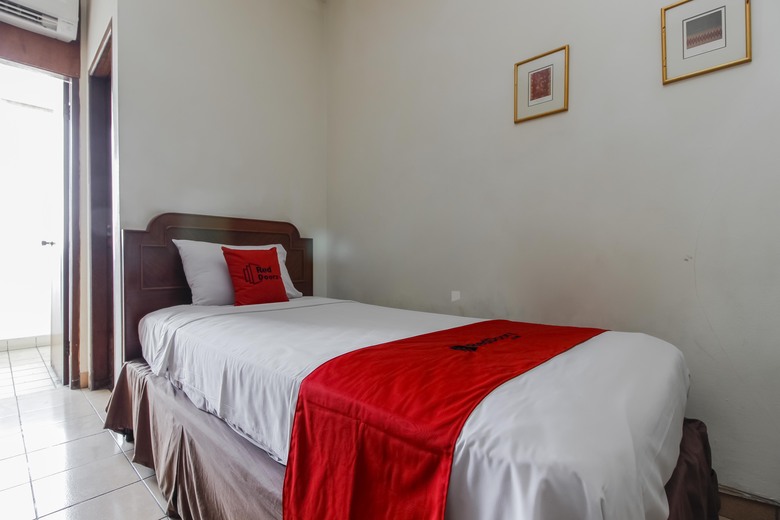 Hotel Reddoorz Plus Near Gbk Senayan