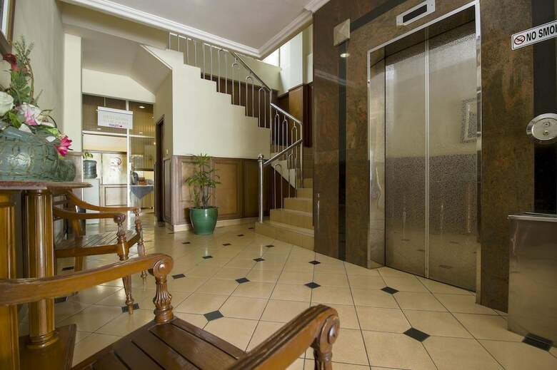 Hotel Reddoorz Plus Near Gbk Senayan
