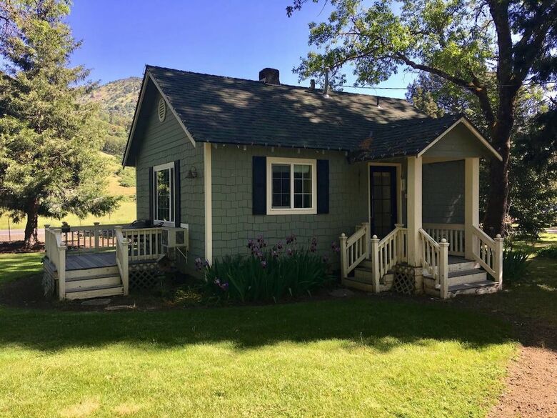 Romantic Rogue River Cottage ~ Near Del Rio Winery