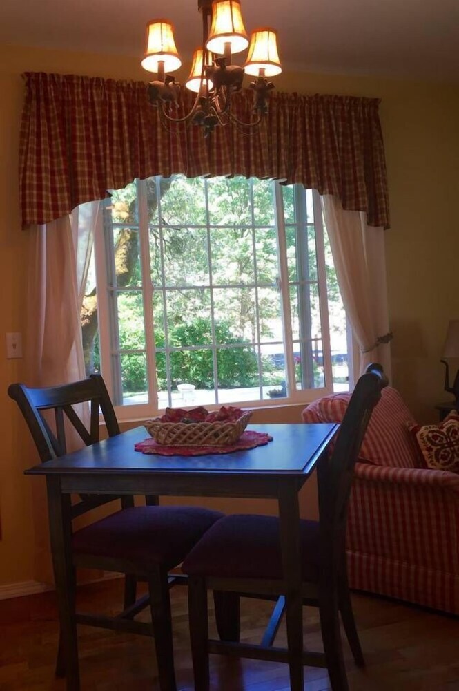 Romantic Rogue River Cottage ~ Near Del Rio Winery