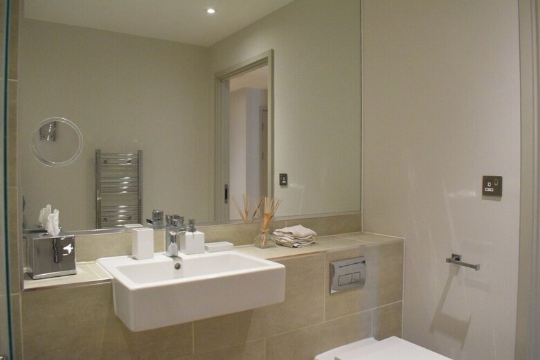 Apartamentos Modern 2 Bedroom Flat With Balcony