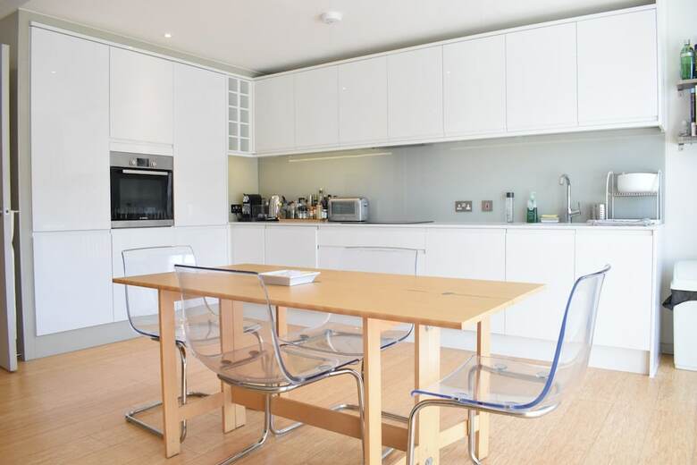 Apartamentos Modern 2 Bedroom Flat With Balcony