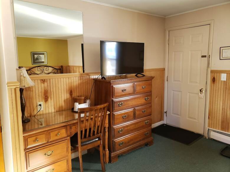 The Colonial Motel