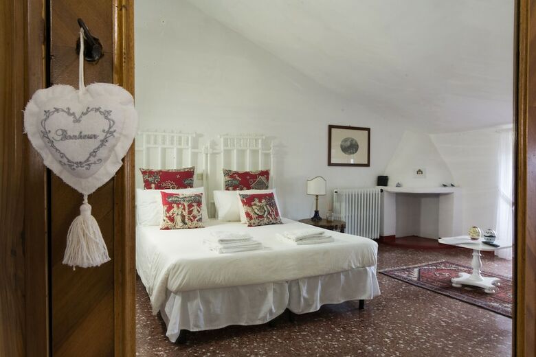 Agroturismo Castello Di Serragiumenta