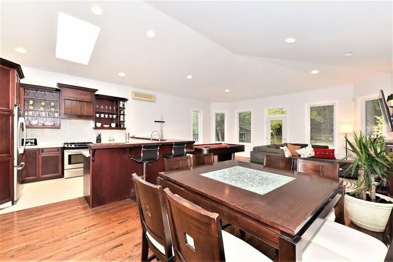 Lavish 4br House With Ravine Backyard