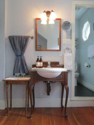Farmhouse Inn B&B