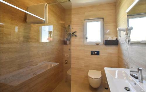 Three-bedroom Apartment In Kastel Gomilica