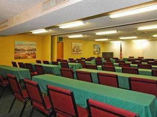 Hotel Ramada Inn & Suites Foothills