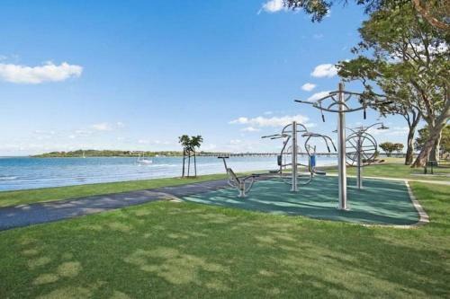 Views Views Views! Front Top Floor Waterfront Unit - Chnook Apartments South Esp, Bongaree
